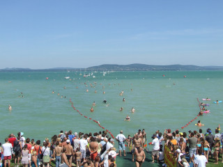 Ne induljon szombaton Balaton-átúszásra!