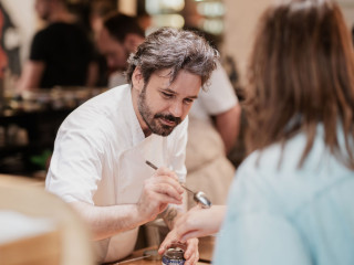 Profilváltás Budapest egyik topéttermében