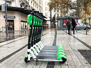 Tilos ezentúl az elektromos rollereket a járdán hagyni Párizsban