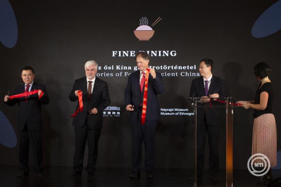 Kung Tao, a Kínai Népköztársaság budapesti nagykövete, Kemecsi Lajos a Néprajzi Múzeum főigazgatója, Csaba Gábor, a Kulturális és Innovációs Minisztérium (KIM) kulturális diplomáciáért felelős helyettes államtitkára és Jang Fan, a Kínai Nemzeti Múzeum igazgatóhelyettese (bal-jobb) a Fine Dining: Az ősi Kína gasztrotörténetei kiállítás megnyitóján a múzeumban 2024. október 15-én