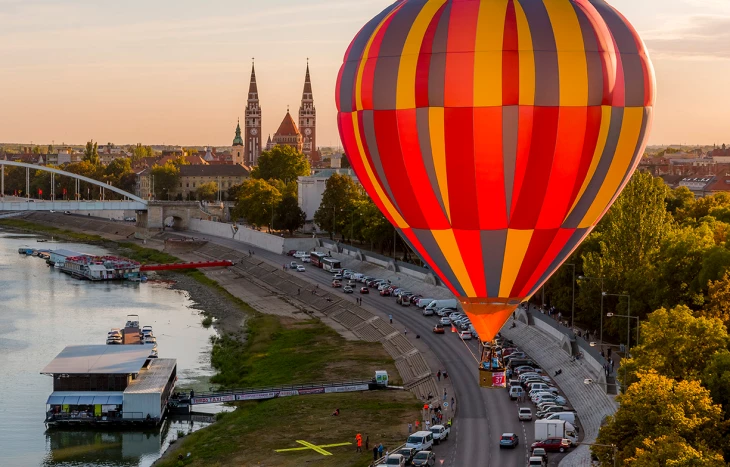 Hőlégballon Szeged felett egy korábbi bajnokság folyamán. / Fotó: szegedma.hu