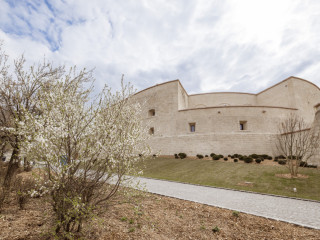 Citadella: osztrák katonai erőd volt,  szétdarabolt emlékmű lett