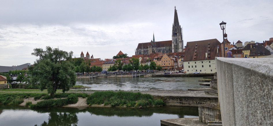 Regensburg látképe a Kőhídról