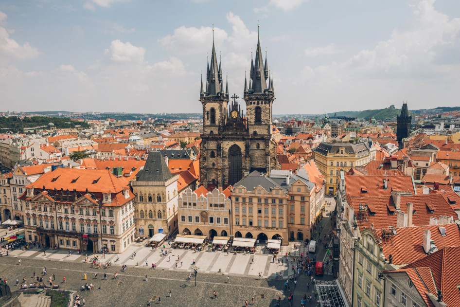 Prága és a régi Városháza madártávlatból