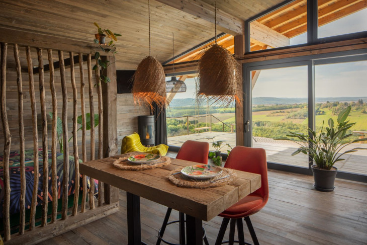 A tulajdonosok az enteriőr kialakításánál ötvözték a stílusokat: az industrialt a boho-val, a rusztikust a tropical-lal