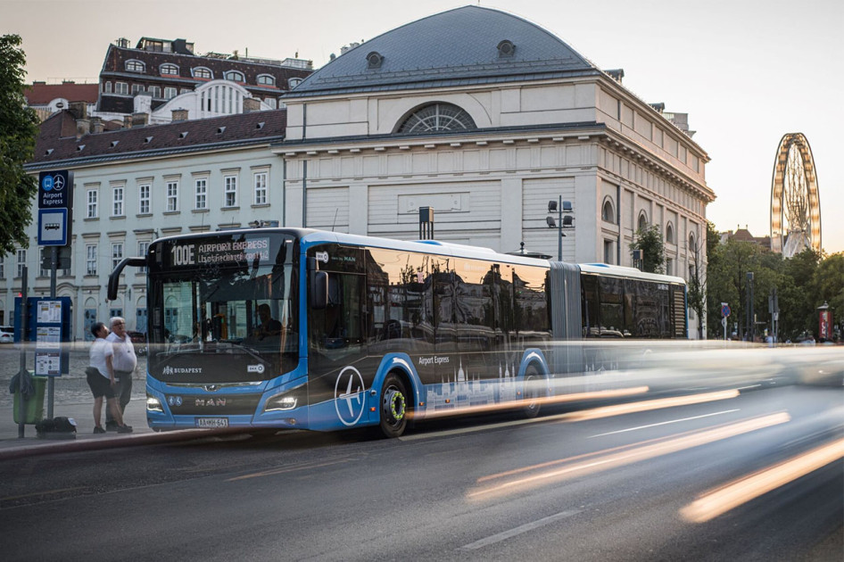 A 100E gyorsjáratra a Kálvin téren a reptér felé már nemigen férnek fel, annyira népszerű a buszjárat 