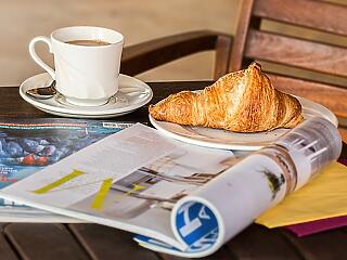 Oltásköteles a franciáknak a kávé, croissant-nal