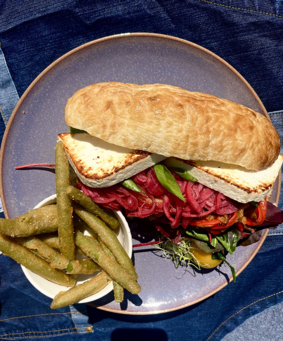 kecskesajtos vegetable szendvics