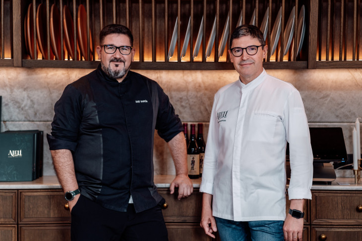 A 3 csillagot elért spanyol sztárséf feketében, Dani García, mellette az Alelí Head chef-je, Giorgio Cavicchiolo / Forrás: BDPST