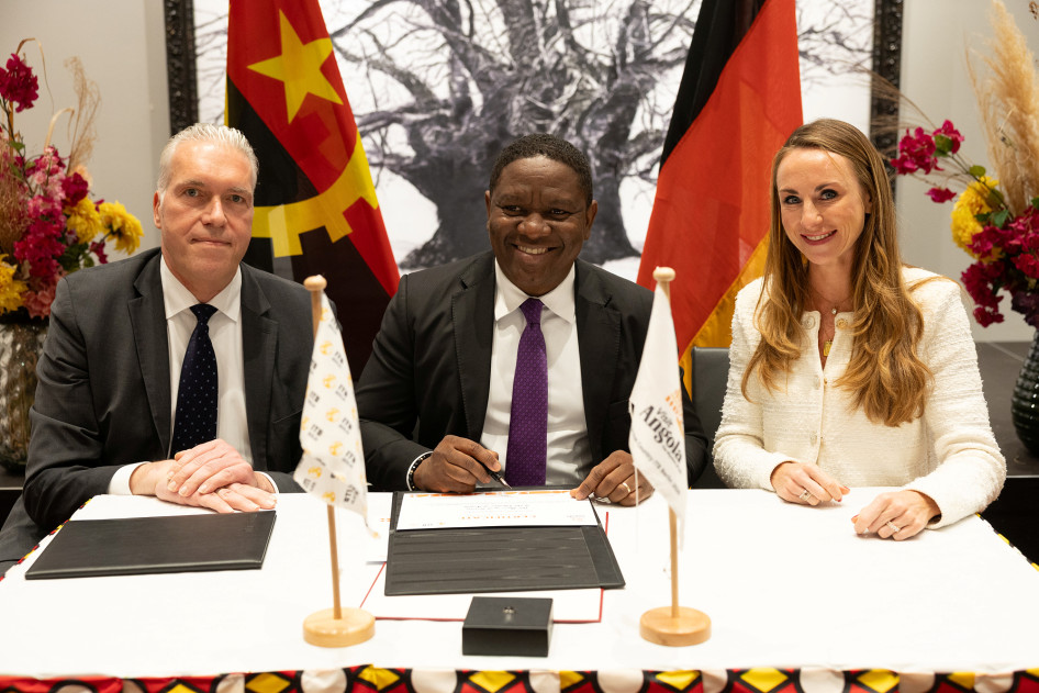 Balról jobbra:  Dirk Hoffmann, COO Messe Berlin, Marcio Daniel, Minister of Tourism of the Republic of Angola, Julia Kleber , CEO Kleber Group