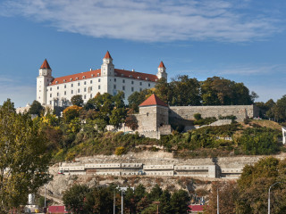 Fesztiválok, történelem, helyi konyha és borélmények egy karnyújtásnyira – vár a pozsonyi nyár!