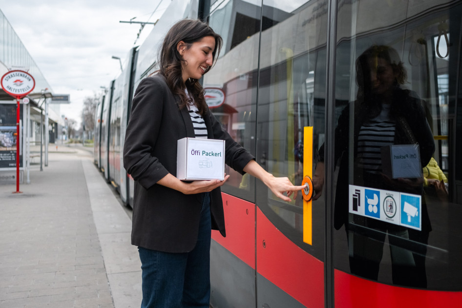  Öffi-Packerl csomagpont a bécsi Donauspital villamosmegállónál