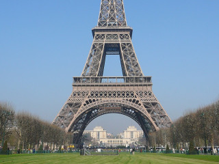 Tűz az Eiffel-toronyban, evakuálják a turistákat