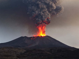 Kitört az Etna, menekülnek a turisták – videóval