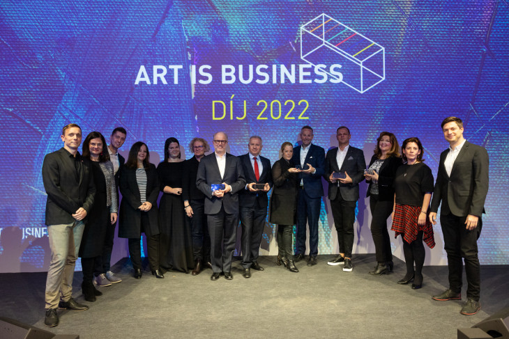 A két év ezelőtti díjátadón a győzetesek és a díjátadók / Forrás: Art is Business
