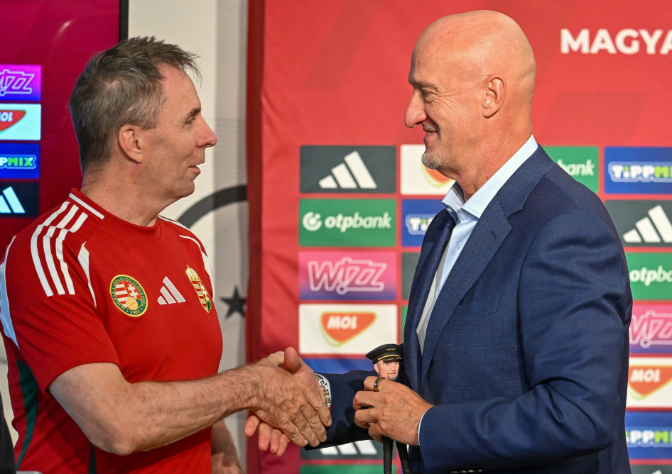  Marco Rossi szövetségi kapitány (j) és Váradi József, az új főszponzor légitársaság elnök-vezérigazgatója a magyar labdarúgó-válogatott sajtótájékoztatóján Telkiben