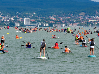 Balaton-átevezés – több mint négyezren lapátoltak a tavon