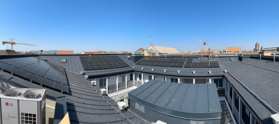 A rendszer évente körülbelül 24 073 kWh villamos energiát fog termelni.