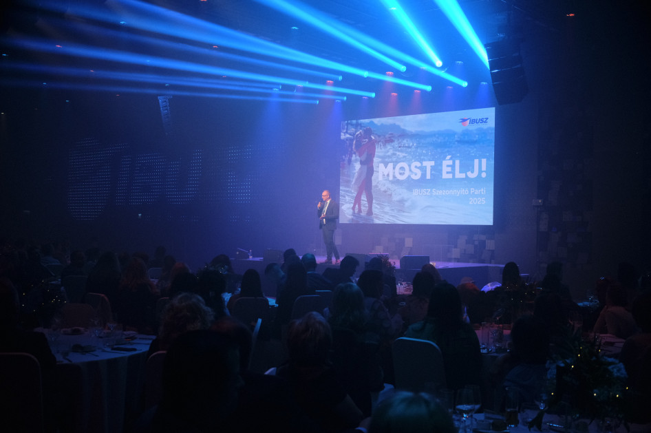 Komora Zoltán - némi ködbe burkolózva, mögötte cégük idei szlogenjével