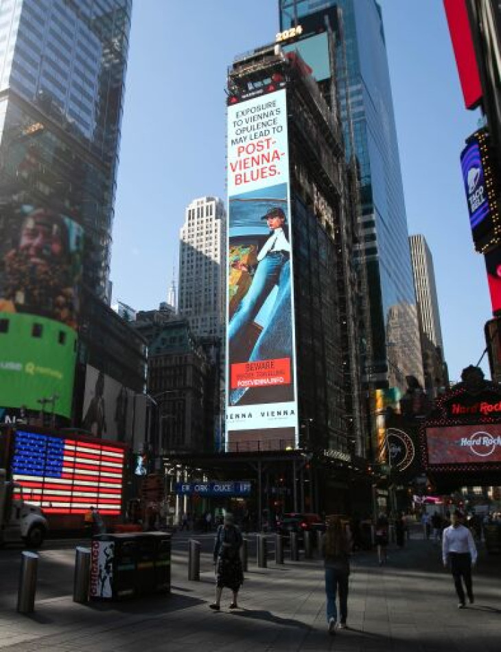 A „Post-Vienna Blues” kampánymotívum a New York-i Times Square-en