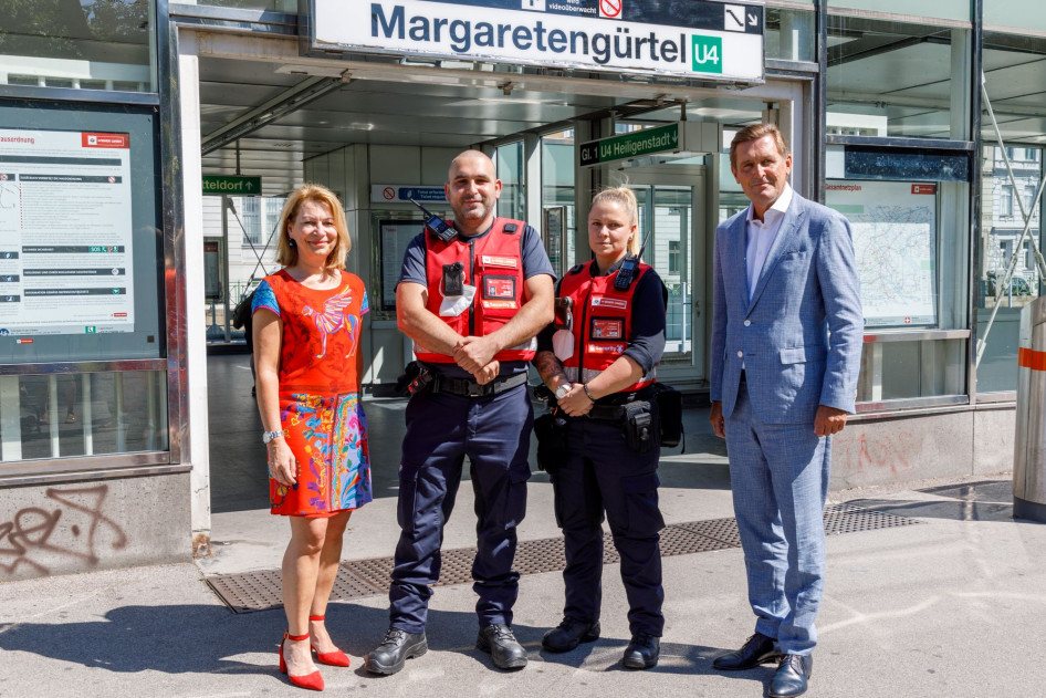 A képen Alexandra Reinagl, a Wiener Linien ügyvezető igazgatója, Peter Hanke, korábban Bécs gazdasági ügyekért felelős városi tanácsosa, jelenleg Ausztria környezetvédelmi, mobilitási és technológiai ügyeiért felelős szövetségi minisztere és a Wiener Linien biztonsági szolgálatának munkatársai láthatóak.