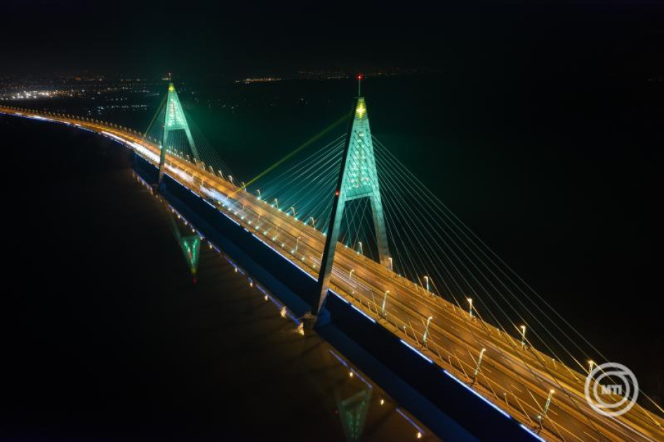 2023. december 18-án a drónnal készített képen karácsonyfát megjelenítő díszkivilágításban a Megyeri híd pilonjai