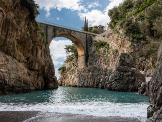 Leugrott egy 30 méter magas szikláról egy turista az Amalfi-parton