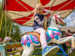 Kakasozás és pittyezés: majális a Skanzenben