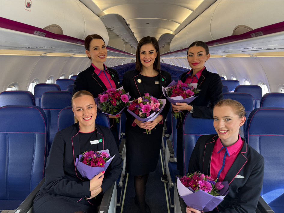 Nőnapi Wizz Air járat személyzete