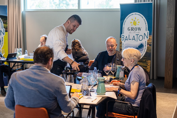  A világ legnagyobb borszakértői közül is Balatonfüredre látogattak a verseny idején: itt Caroline Gilby bírál (jobbra) épp a verseny alkalmával zsűritársai között /Forrás: rizlinggeneracio.hu