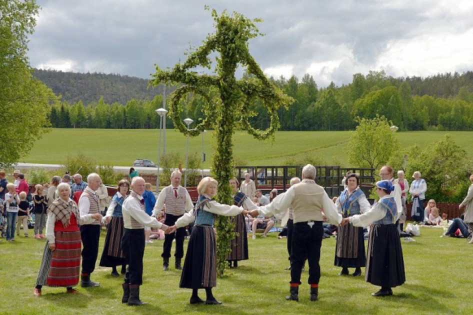 Svéd körtánc midsommar idején 