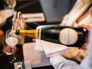 White Raven Bar: új signature koktélok, Champagne minden mennyiségben, távol-keleti ízkavalkáddal fűszerezve