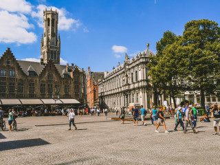 Brugge védi az utcák régi burkolatát a városlátogató turistáktól