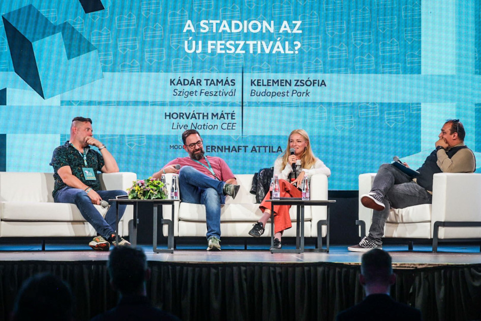 Horváth Máté, Kádár Tamás, Kelemen Zsófia és  a moderátor, Ernhaft Attila