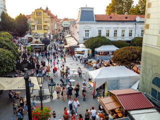 Összművészeti fesztivál és borkorzó a szomszédban
