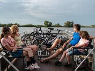 Kerékpáros kishajókat adtak át a Tisza-tavon