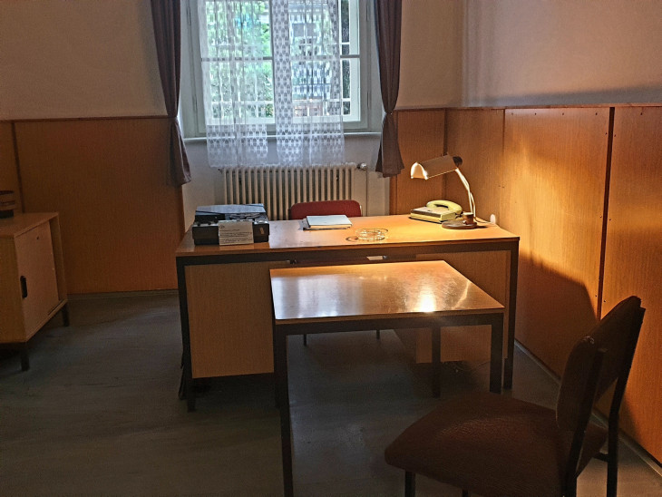 Az egykori vallatószoba, ahol ma is minden ugyanott látható, ahogy a Stasi idejében / Fotó: Vágó Ágnes