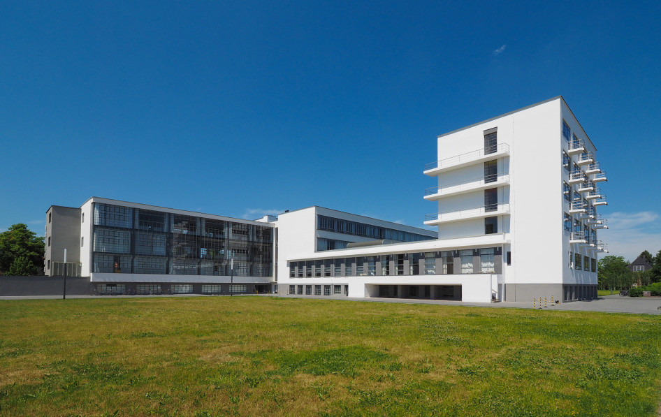 Dessau, az egykori üveggyárral szomszédos Bauhaus-iskola ma. De az az igazán fantasztikus, hogy az épületegyüttes eredetileg is ennyire modern és korát megelőző megjelenésű volt - az 1920-as évek végefelé olyan lehetett, mintha a Holdból csöppent volna az iparvárosba