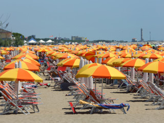 Kevesebb napernyő Jesolóban – kellemesebb strandolás