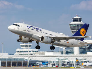 Lufthansa: továbbra is felfüggesztve a tel-avivi járatok