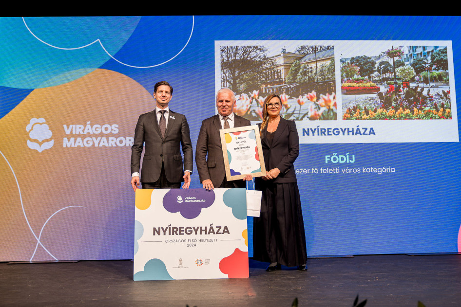 Borbás Marcsi, a Virágos Magyarország verseny fővédnöke és Csendes Olivér, a Visit Hungary vezérigazgatója átadja a fődíjat „30 ezer fő feletti város” kategóriában Nyíregyháza képviselőjének