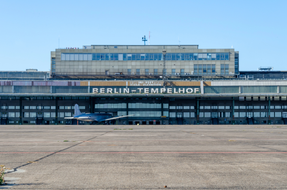 A Tempelhof repülőtér a város szívében: egykor sötét idők tanúja, ma lazulós szabadidőpark és előre egyeztetett időpontban turisták is látogathatják