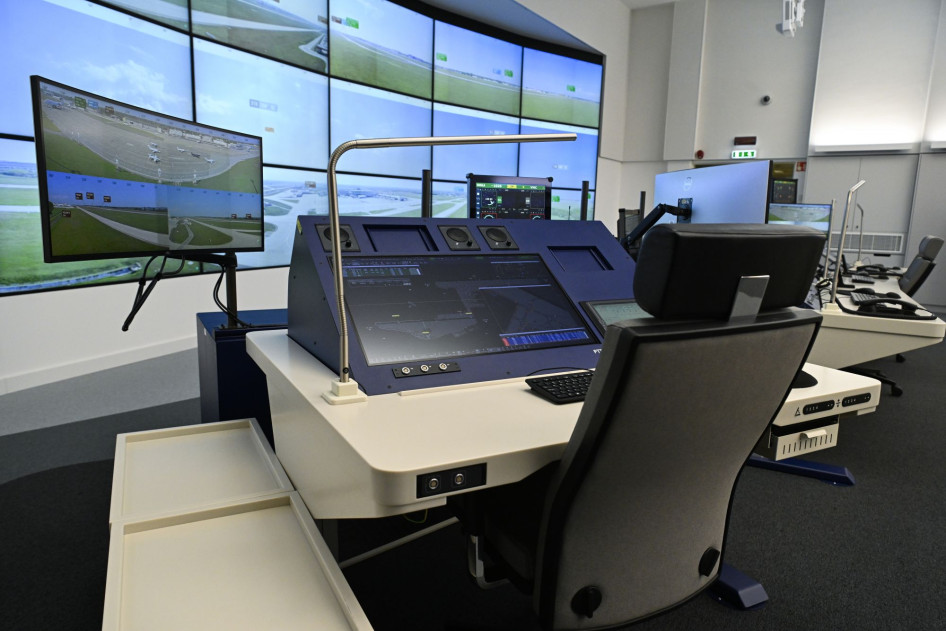 Az új távoli toronyirányítási rendszer központja a HungaroControl XVIII. kerületi székházában az ünnepélyes átadás napján, 2025. április 29-én