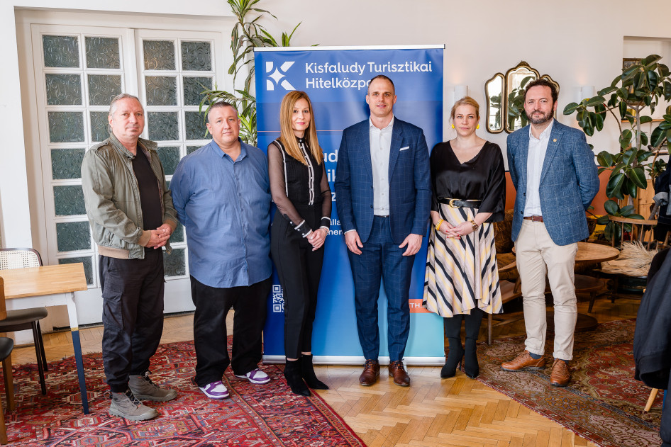 (b-j) Forrai Miklós, a Casa Christa alapító-tulajdonosa, Fülepi Kálmán, a KAMI Kisvendéglő alapító-tulajdonosa, Suhajda-Molnár Anikó vezérigazgató (Kisfaludy Program), Láving Gusztáv, a Kisfaludy Turisztikai Hitelközpont vezérigazgatója, Pallaghy Anna, az N28 Wine & Kitchen alapító-tulajdonosa, valamint Ruprecht László, a Stílusos Vidéki Éttermiség Egyesület elnöke 