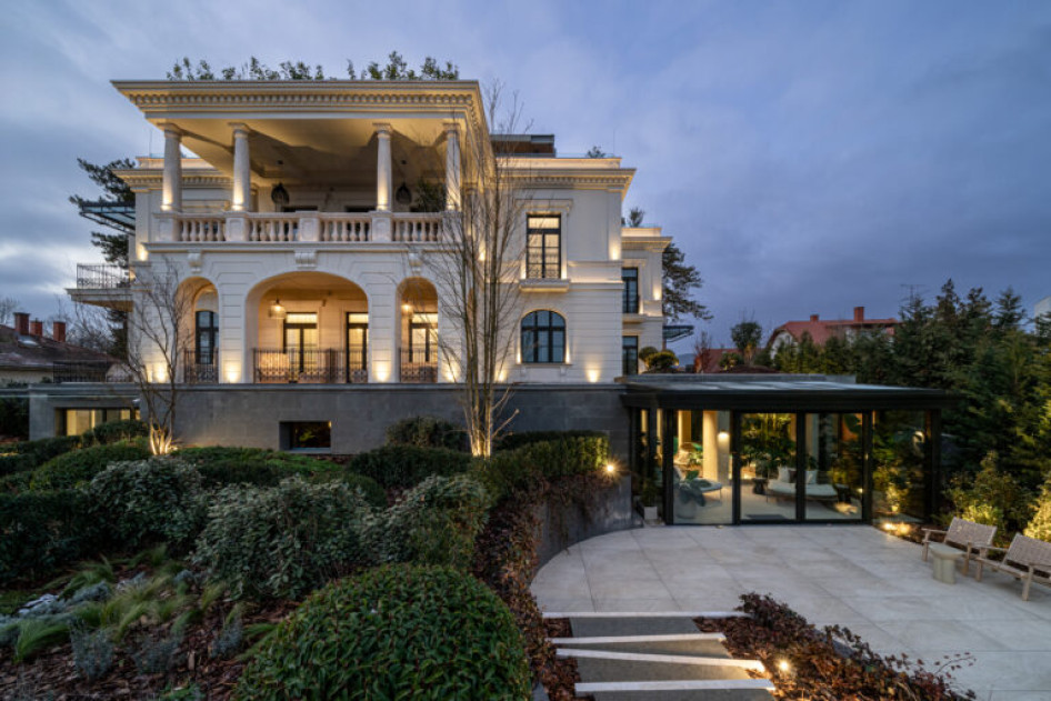 A villa esti fényekben