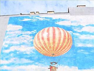 Szinyei-Merse hőlégballonja egy pesti iskola falán