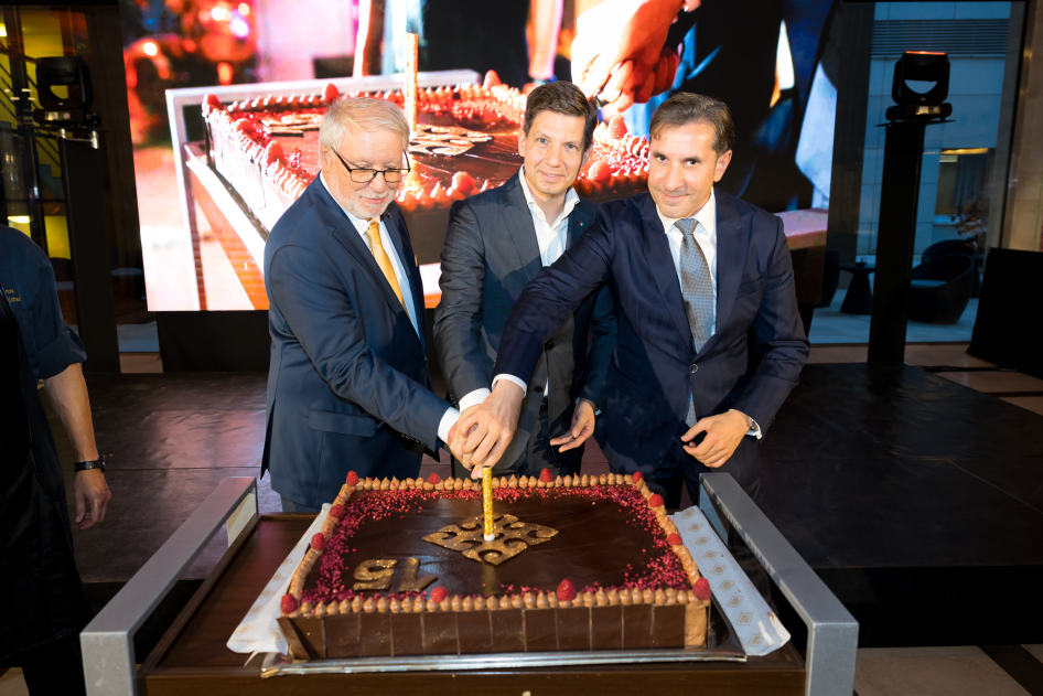 Születésnapi tortavágás: (b-j) Géher Zoltán, Csendes Olivér, Mazen Al Ramahi