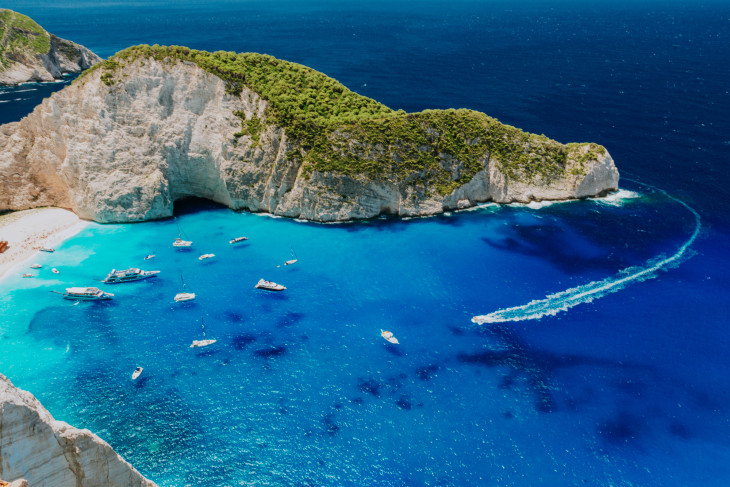 Nagy turistamágnes a hajóroncsokat rejtő öböl  a görögországi Zakynthos szigetén / Forrás: Depositphotos