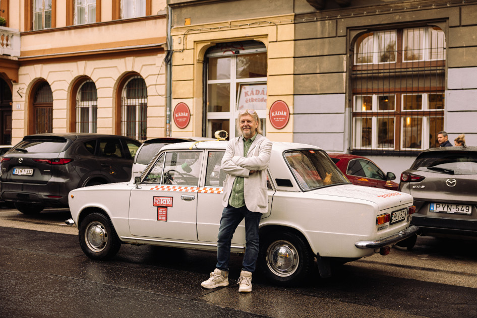 Retrotaxi az étkezde-legenda előtt