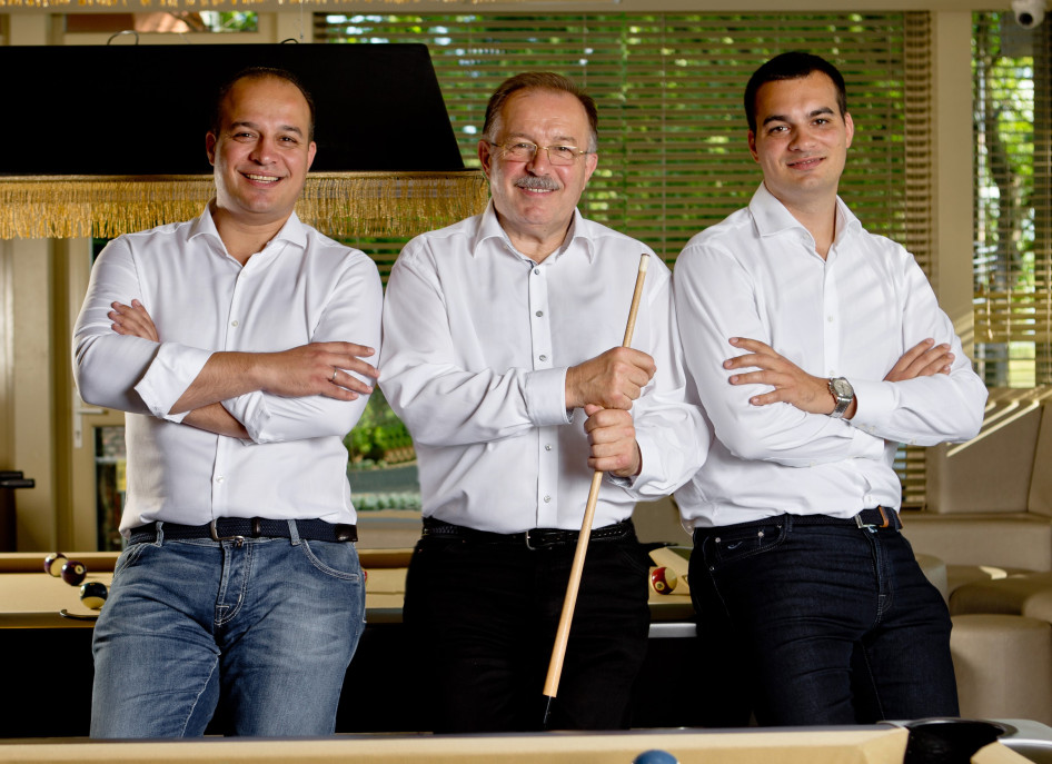 A Bárány-család: középen Bárány László, két oldalán fiai, László és Péter